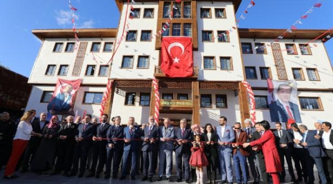 Yunusemre'de meydan, yeraltı otoparkı ve belediye binası açılışı