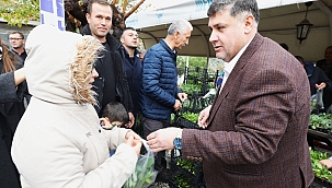 Başkan Özkan, üreticilere ücretsiz fide dağıttı