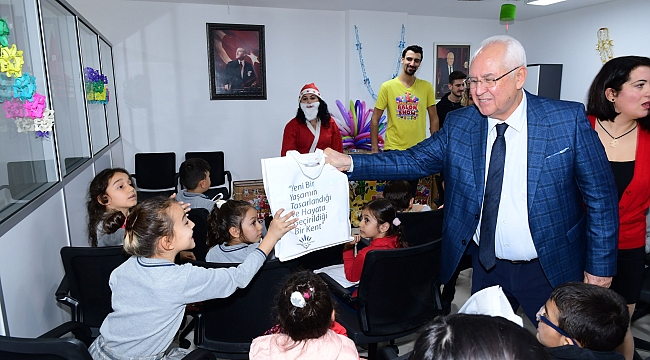 Başkan Selvitopu, Depremzede çocuklara armağanlar verdi