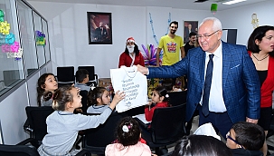Başkan Selvitopu, Depremzede çocuklara armağanlar verdi