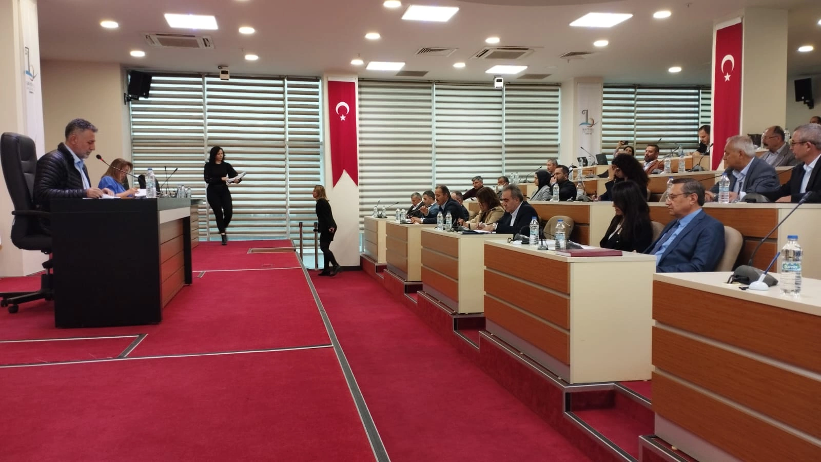 Bayraklı Meclisinde 'logo' tartışması!