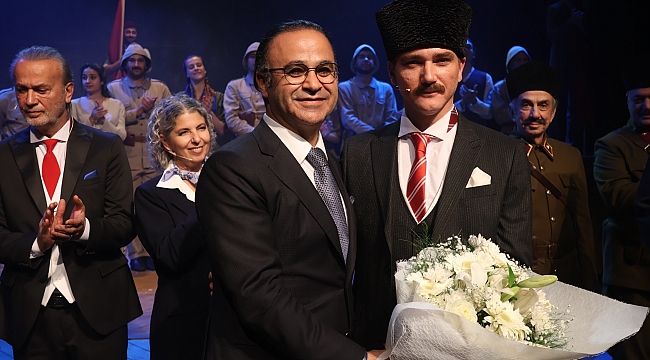 'Cumhuriyete Doğru' tiyatro oyununa İzmir'de büyük ilgi