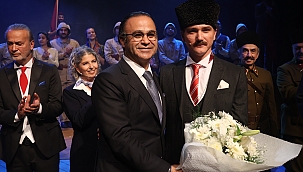 'Cumhuriyete Doğru' tiyatro oyununa İzmir'de büyük ilgi