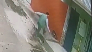 Durduk yere kediye keserle saldırdı