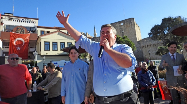 Ekrem Oran, bini aşkın Çeşmelinin katılımıyla aday adaylığı başvurusu yaptı