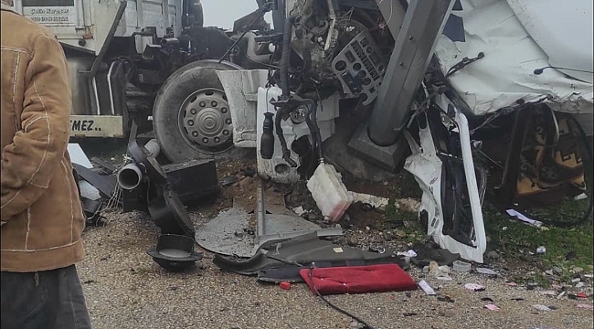 İzmir'de akıl almaz kaza: Tren ile tır çarpıştı