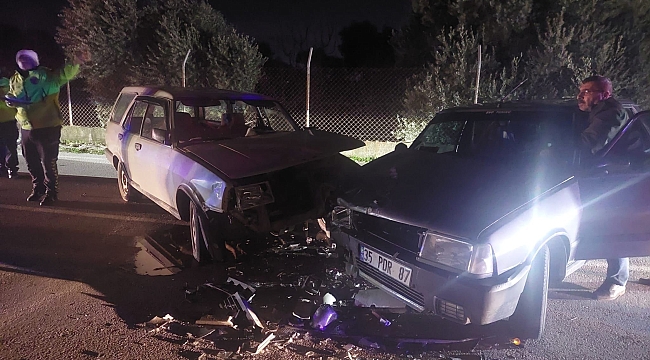 İzmir'de iki araç kafa kafaya çarpıştı: 3 yaralı