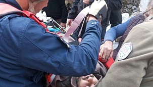 İzmir'de kayalıklardan düşen kişi helikopterle böyle kurtarıldı