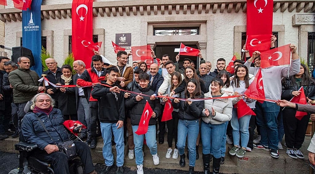 İzmir'in 24 saat yaşayan Kitap Kafe ve Kütüphanesi açıldı
