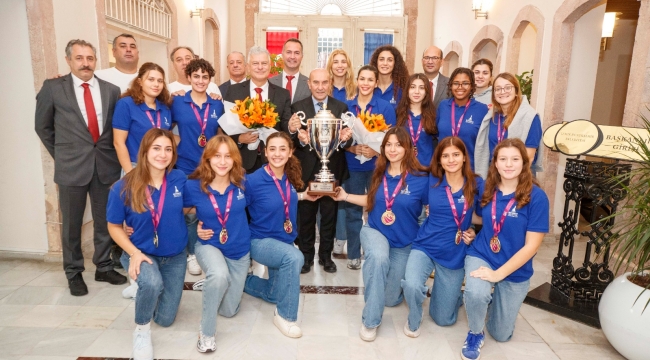İzmir'in Avrupa şampiyonu takımı kupayı Başkan Soyer'e teslim etti