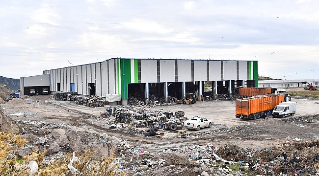 İzmir'in çöpünden hem elektrik hem de yakıt elde ediliyor