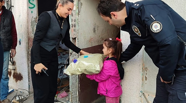 Konak polisi çocukların yüzlerini güldürdü