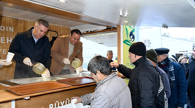 Kuşadalılara Büyükşehir'den soğuk havada içleri ısıtan ikram 