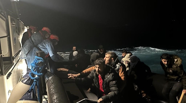 Ölümle burun buruna umut yolculuğu: 324 göçmen karaya çıkartıldı