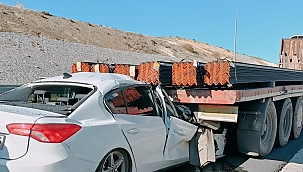 Otomobil demir taşıyan tırın dorsesine çarptı: 1 ölü