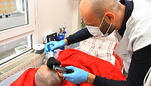 Torbalı Belediyesi'nden hasta, engelli ve yaşlılara evde ücretsiz berber hizmeti