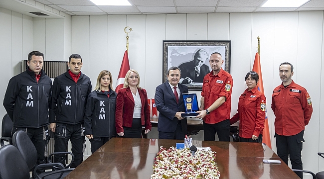 Batur'dan AKUT'a teşekkür plaketi