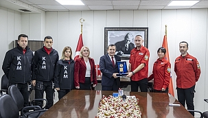 Batur'dan AKUT'a teşekkür plaketi