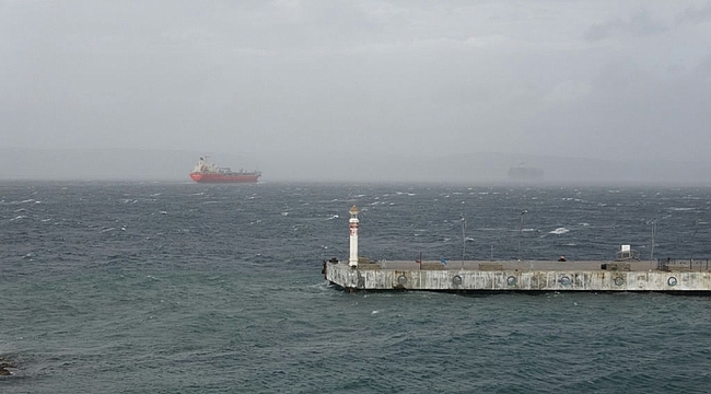 Çanakkale'de boğaz trafiğine fırtına engeli: Çift yönlü durduruldu