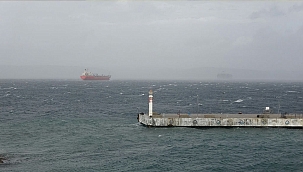 Çanakkale'de boğaz trafiğine fırtına engeli: Çift yönlü durduruldu