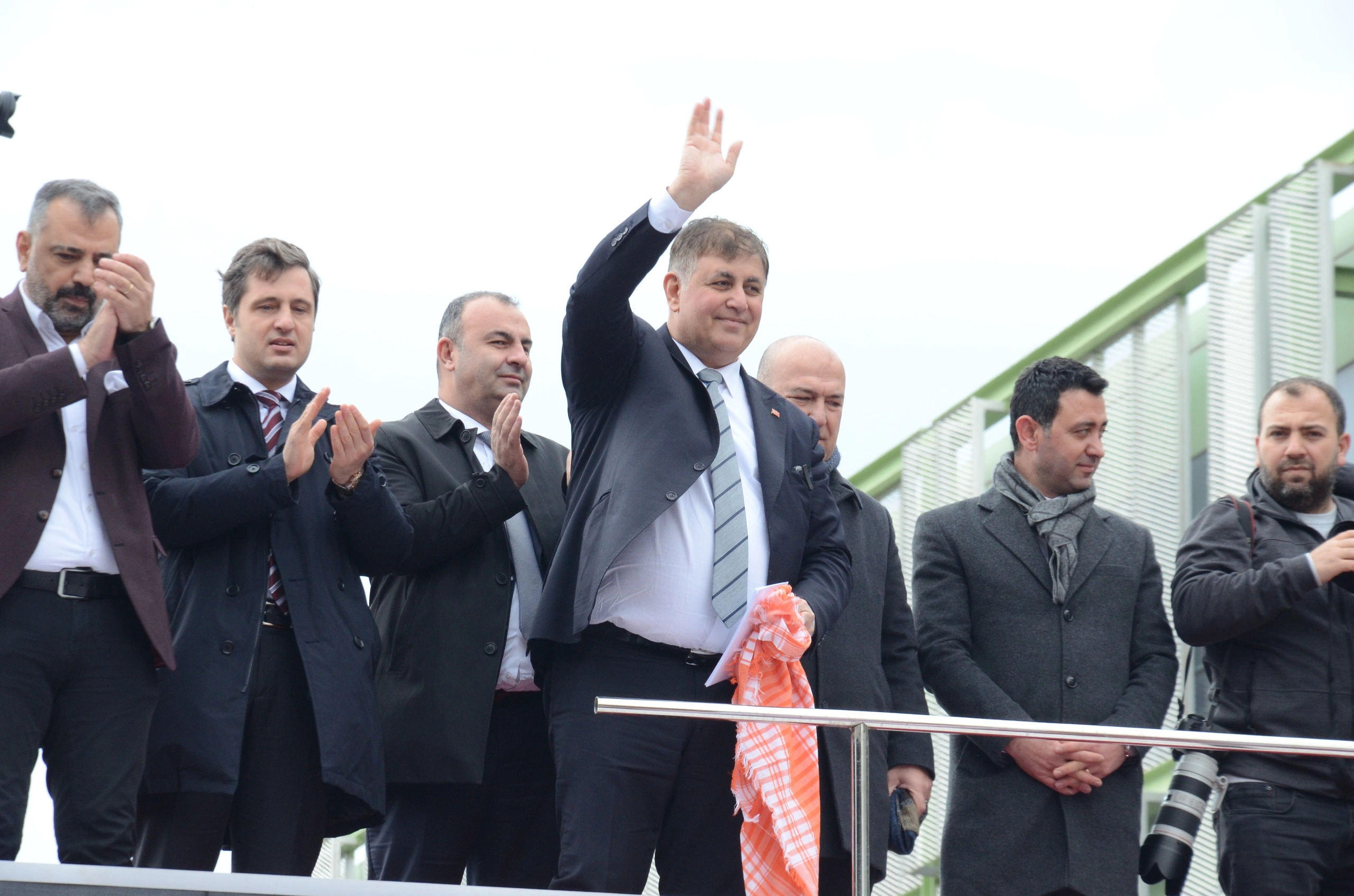 İzmir'de Cemil Tugay'a büyük karşılama 