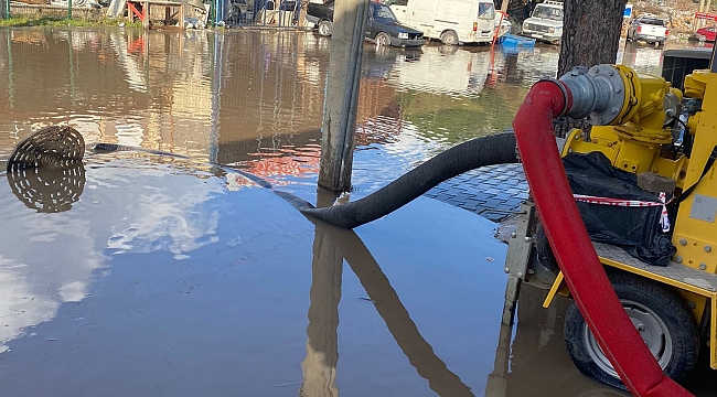 Dikili'de aşırı yağış, dere ve göleti taşırdı 