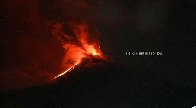 Endonezya'da yanardağ patladı, en yüksek seviye alarm verildi
