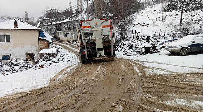 İzmir Büyükşehir, yılın ilk kar yağışında kapanan yolları açıyor