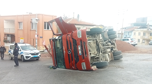 İzmir'de hafriyat kamyonunun devrildi: 1 yaralı
