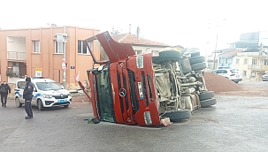 İzmir'de hafriyat kamyonunun devrildi: 1 yaralı