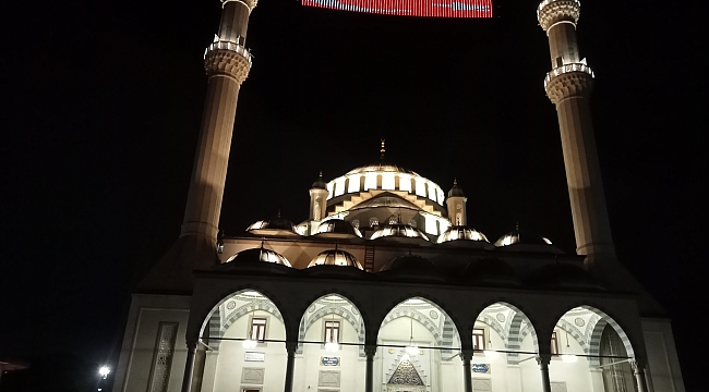 İzmir'de kandil gecesi Filistin için eller semaya açıldı