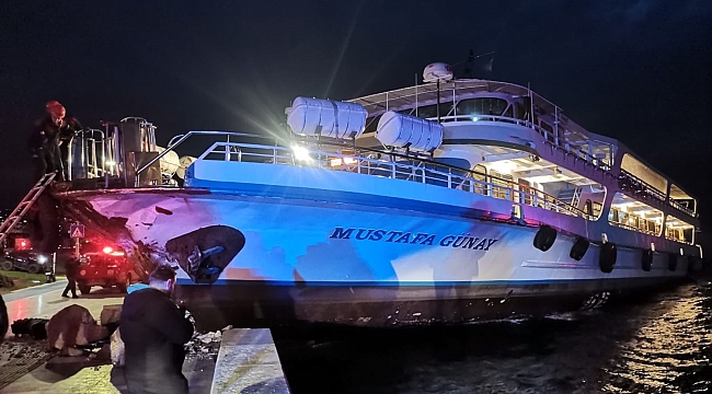 İzmir'de Konak-Bostanlı vapuru iskeleye çarptı