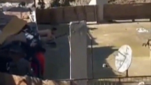 İzmir'de sokak ortasında silahlı çatışma 