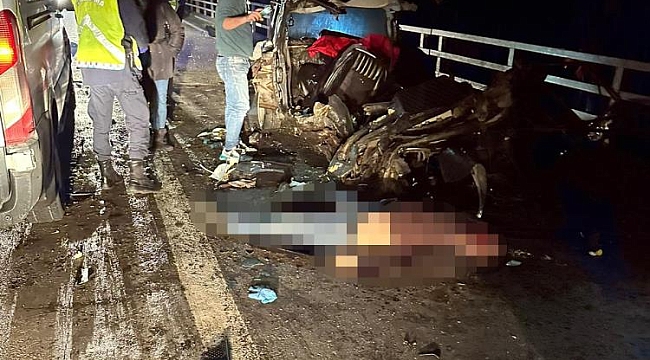 İzmir'deki kazada Tofaş marka otomobil ikiye bölündü
