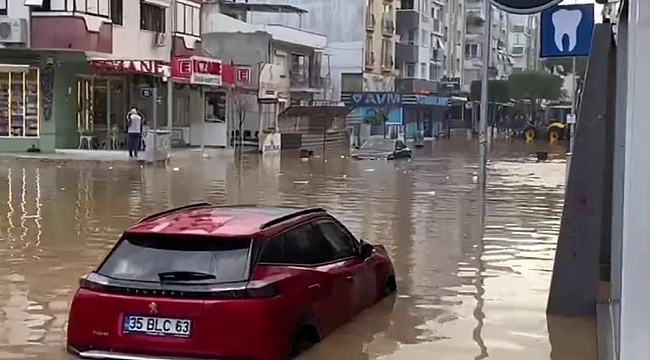 İzmir'i sağanak vurdu