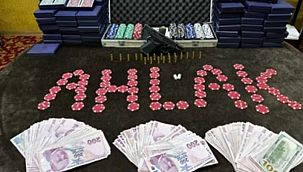 İzmir polisinden ruhsatsız iş yerine kumar baskını