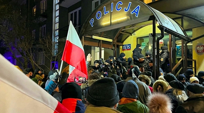 Polonya'da polis Cumhurbaşkanlığı Sarayı'nı bastı: Eski bakan ve yardımcısı gözaltında