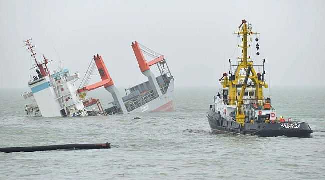 Şangay açıklarında 16 Türk mürettebatın bulunduğu gemi battı