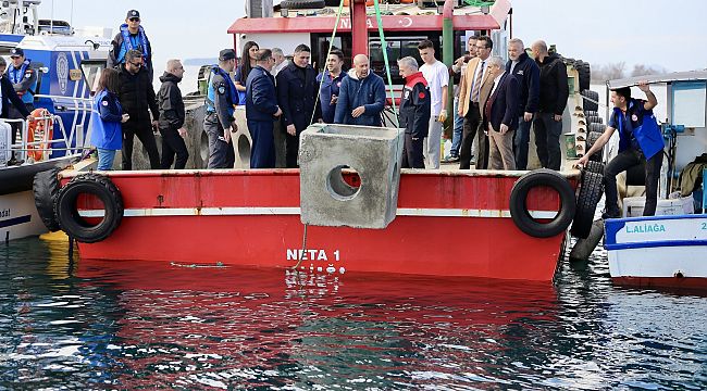 Aliağa körfezinde yapay resifler suya bırakıldı