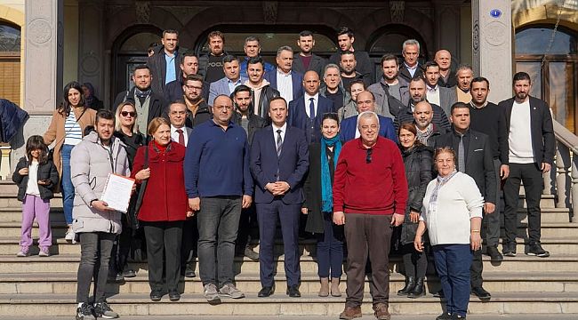 CHP Bornova Adayı Ömer Eşki, adaylık dosyasını alkışlarla teslim etti