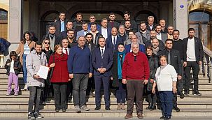 CHP Bornova Adayı Ömer Eşki, adaylık dosyasını alkışlarla teslim etti