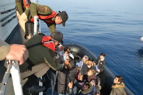 Çeşme'de 19 göçmen yakalandı