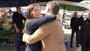 Çeşme'de CHP'li ve MHP'li aday birbirine sarılıp başarı diledi