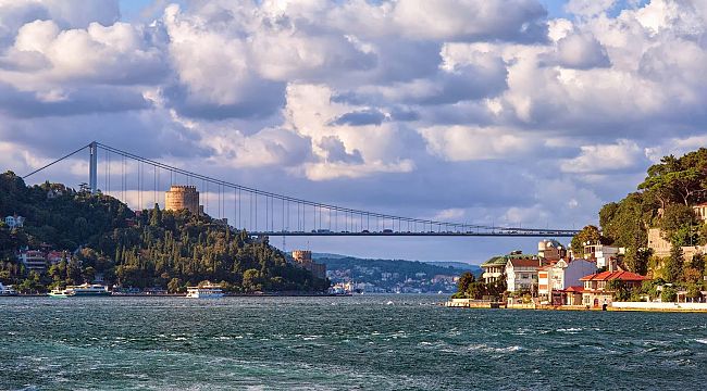 İstanbul Boğazı'nda kargo gemisi ile yolcu gemisi çarpıştı