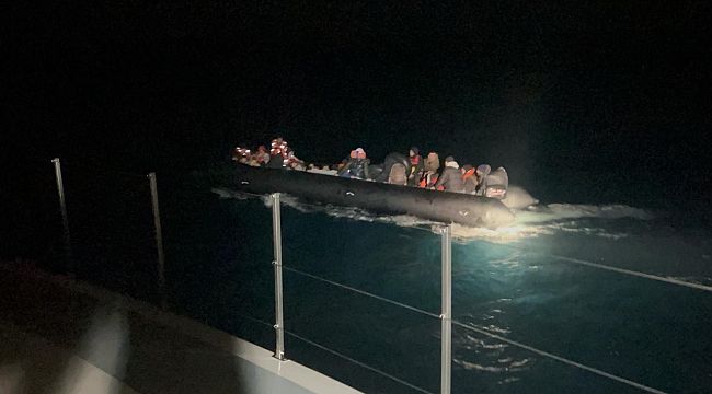 İzmir açıklarında 50 göçmen yakalandı