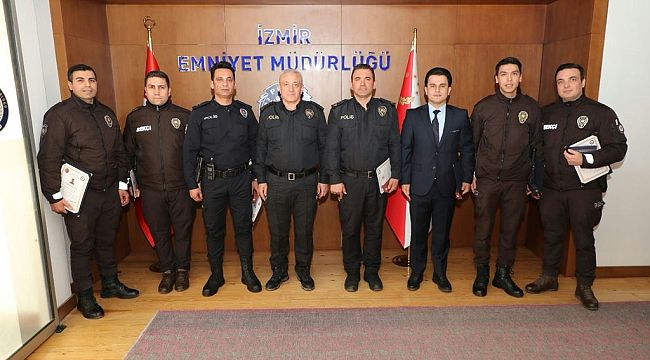 İzmir'de hırsızları suçüstü yakalayan emniyet mensupları ödüllendirildi