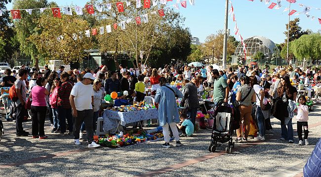 Karşıyaka'da Sevgililer Günü pazarı kuruldu 
