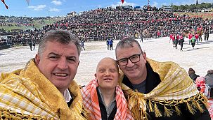 Kınık'ta develerin güreştiği festival, renkli görüntülere sahne oldu