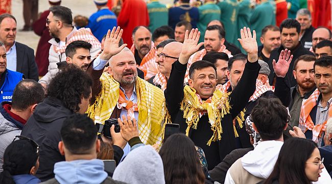 Menemen'de folklorik deve gösterisi binleri buluşturdu