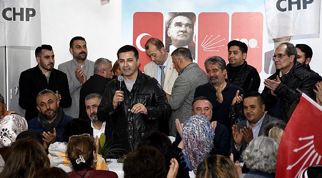 Ömer Günel CHP saflarına katılan hemşehrilerinin rozetlerini taktı